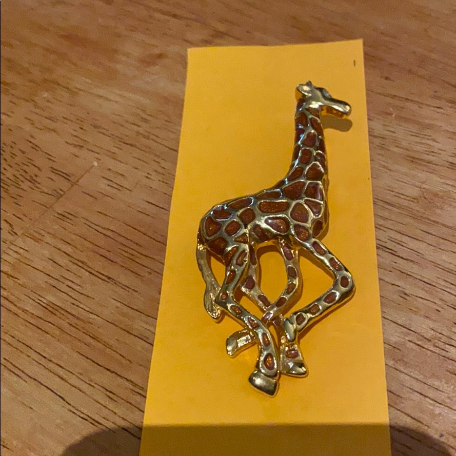 Gold Enamel Sweet Giraffe Pin